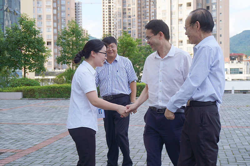 德江县常务副县长刘祖辉到我校看望教师(图2) 德江县常务副县长刘祖辉到我校看望教师(图2)