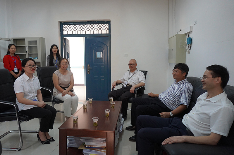 德江县常务副县长刘祖辉到我校看望教师(图3) 德江县常务副县长刘祖辉到我校看望教师(图3)