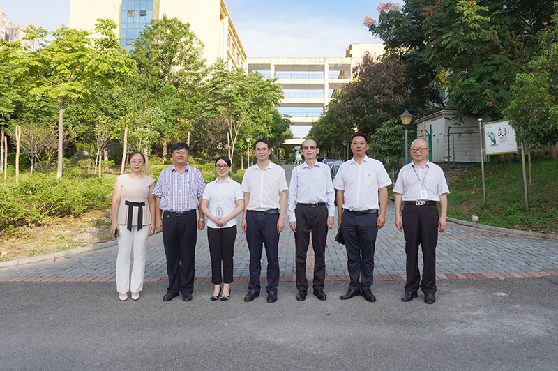 德江县常务副县长刘祖辉到我校看望教师(图4) 德江县常务副县长刘祖辉到我校看望教师(图4)