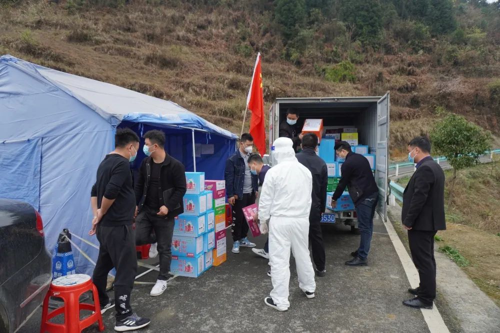 贵州工程职业学院下乡慰问疫情防控人员(图2) 贵州工程职业学院下乡慰问疫情防控人员(图2)