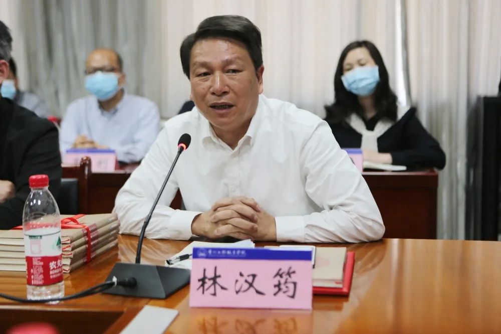 历史文化散文《岭南读碑记》新书研讨会在贵州工程职业学院举行(图4) 历史文化散文《岭南读碑记》新书研讨会在贵州工程职业学院举行(图4)