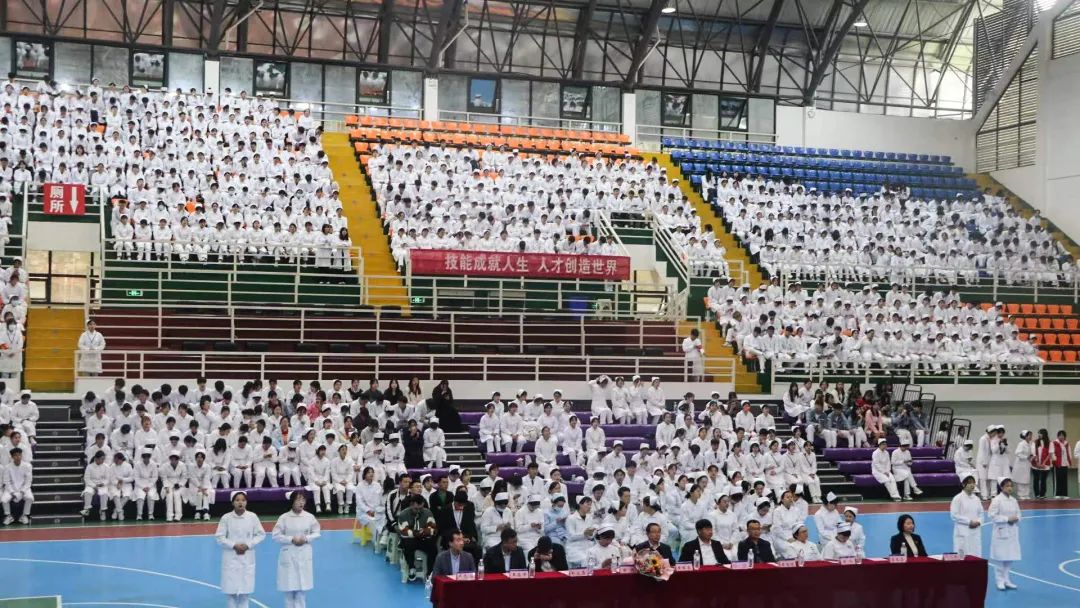 贵州工程职业学院举行5·12国际护士节活动暨授帽仪式(图1)
