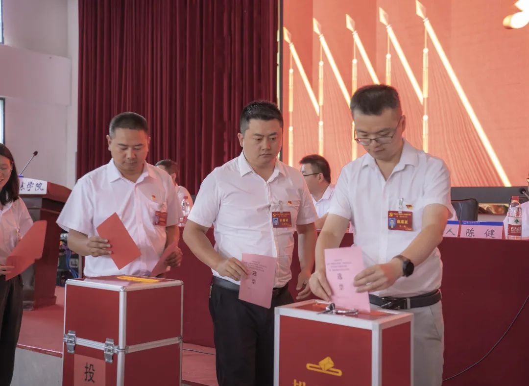 中国共产党贵州工程职业学院召开第二次党员大会(图7)