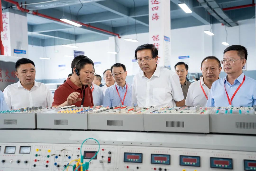 省十四届人大铜仁代表团代表到贵州工程职业学院集中视察调研(图1) 省十四届人大铜仁代表团代表到贵州工程职业学院集中视察调研(图1)