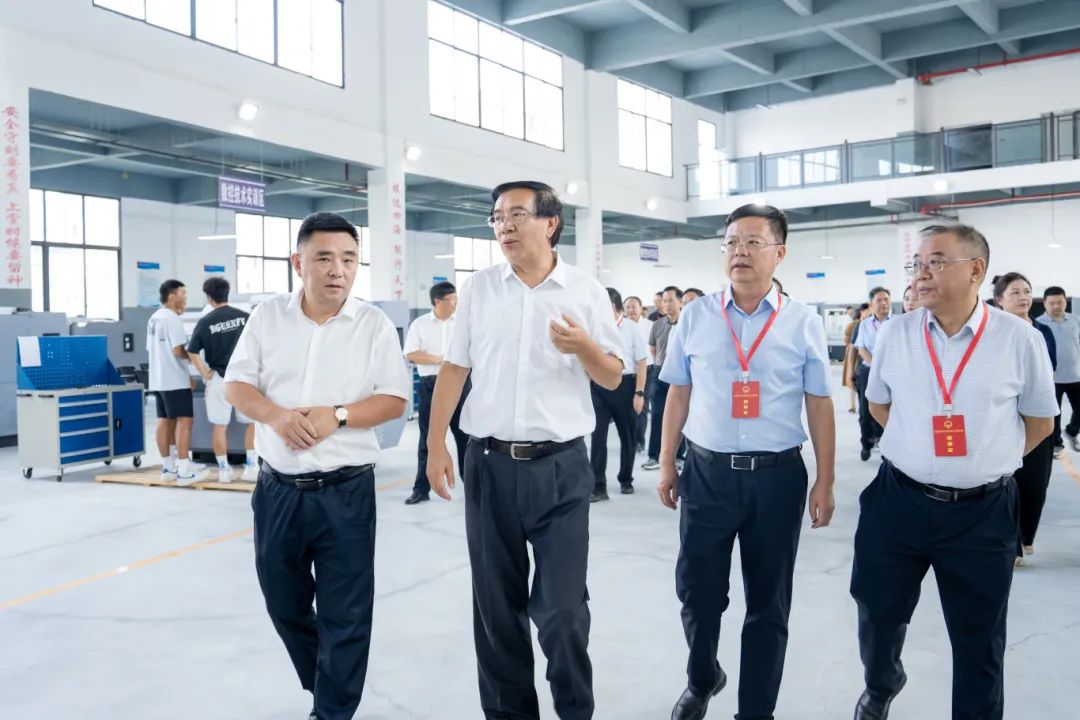 省十四届人大铜仁代表团代表到贵州工程职业学院集中视察调研(图2) 省十四届人大铜仁代表团代表到贵州工程职业学院集中视察调研(图2)