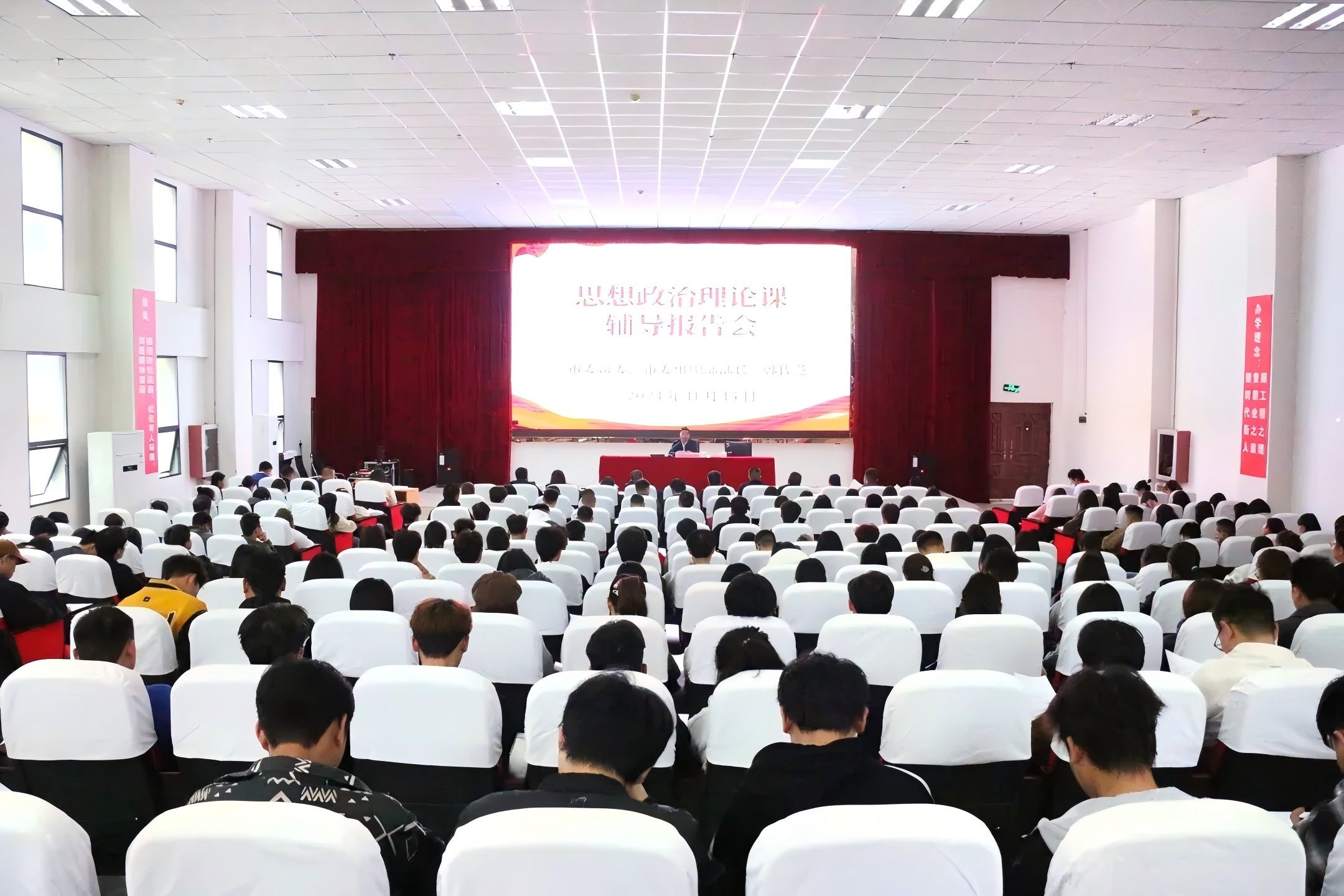 韩佐芝到贵州工程职业学院为师生讲授思想政治理论课(图1) 韩佐芝到贵州工程职业学院为师生讲授思想政治理论课(图1)