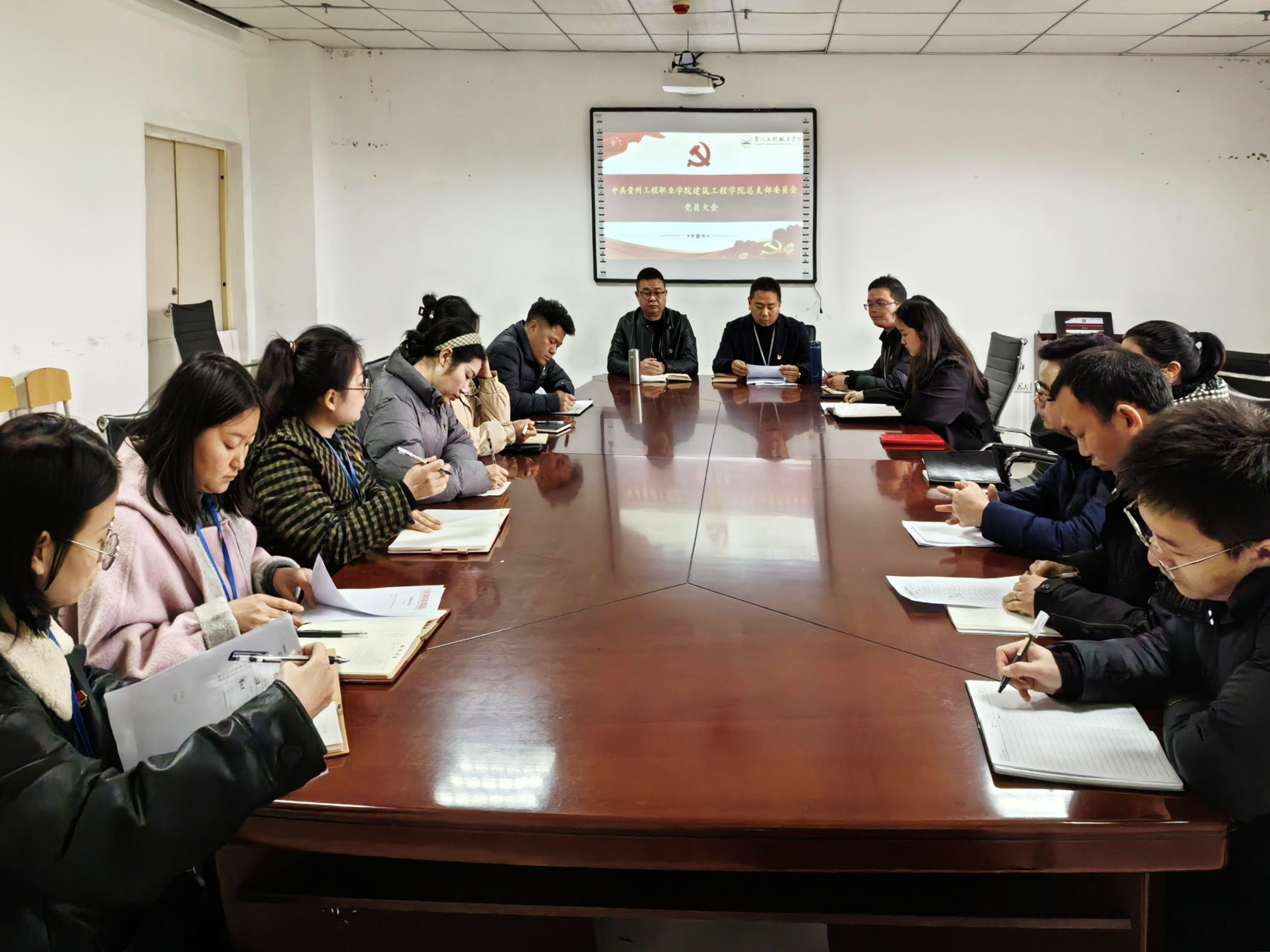 强化党建引领,助力建工学院高质量发展 建筑工程学院党总支隆重举行换届选举 党员大会(图1) 强化党建引领,助力建工学院高质量发展 建筑工程学院党总支隆重举行换届选举 党员大会(图1)