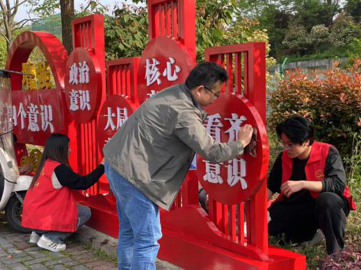 擦亮校园文化之窗:药学院团总支开展“本草清尘”志愿行动 深化“专业+思政+劳动”育人模式 (图3) 擦亮校园文化之窗:药学院团总支开展“本草清尘”志愿行动 深化“专业+思政+劳动”育人模式 (图3)