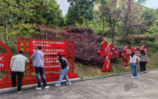 擦亮校园文化之窗:药学院团总支开展“本草清尘”志愿行动 深化“专业+思政+劳动”育人模式 (图5) 擦亮校园文化之窗:药学院团总支开展“本草清尘”志愿行动 深化“专业+思政+劳动”育人模式 (图5)