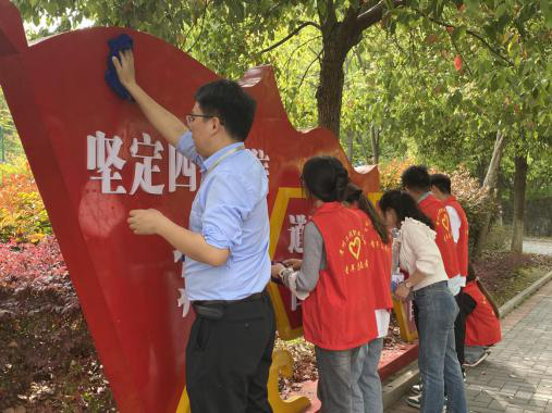 擦亮校园文化之窗:药学院团总支开展“本草清尘”志愿行动 深化“专业+思政+劳动”育人模式 (图1) 擦亮校园文化之窗:药学院团总支开展“本草清尘”志愿行动 深化“专业+思政+劳动”育人模式 (图1)