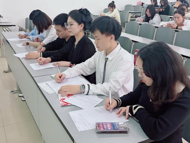 五一韵里绽华光,口语赛场谱新章 —贵州工程职业学院英语口语技能大赛简报(图1) 五一韵里绽华光,口语赛场谱新章 —贵州工程职业学院英语口语技能大赛简报(图1)