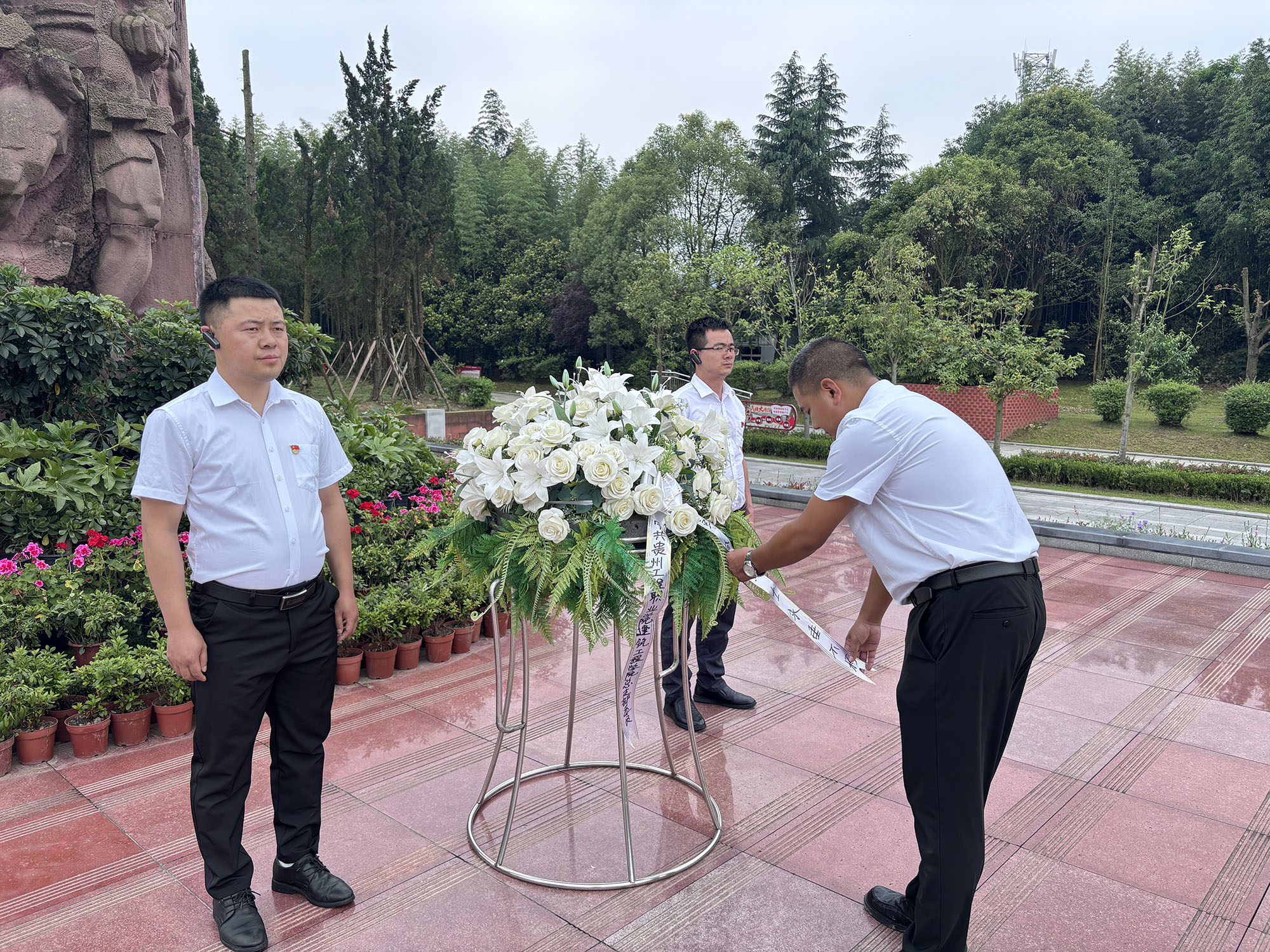 缅怀先烈守初心 传承精神担使命 建筑工程学院党总支赴息烽集中营开展 主题党日活动(图1) 缅怀先烈守初心 传承精神担使命 建筑工程学院党总支赴息烽集中营开展 主题党日活动(图1)