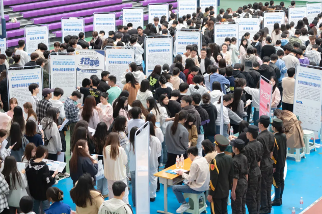 我校成功举办贵阳贵安2025年高校毕业生留筑行动校园双选会(图4) 我校成功举办贵阳贵安2025年高校毕业生留筑行动校园双选会(图4)