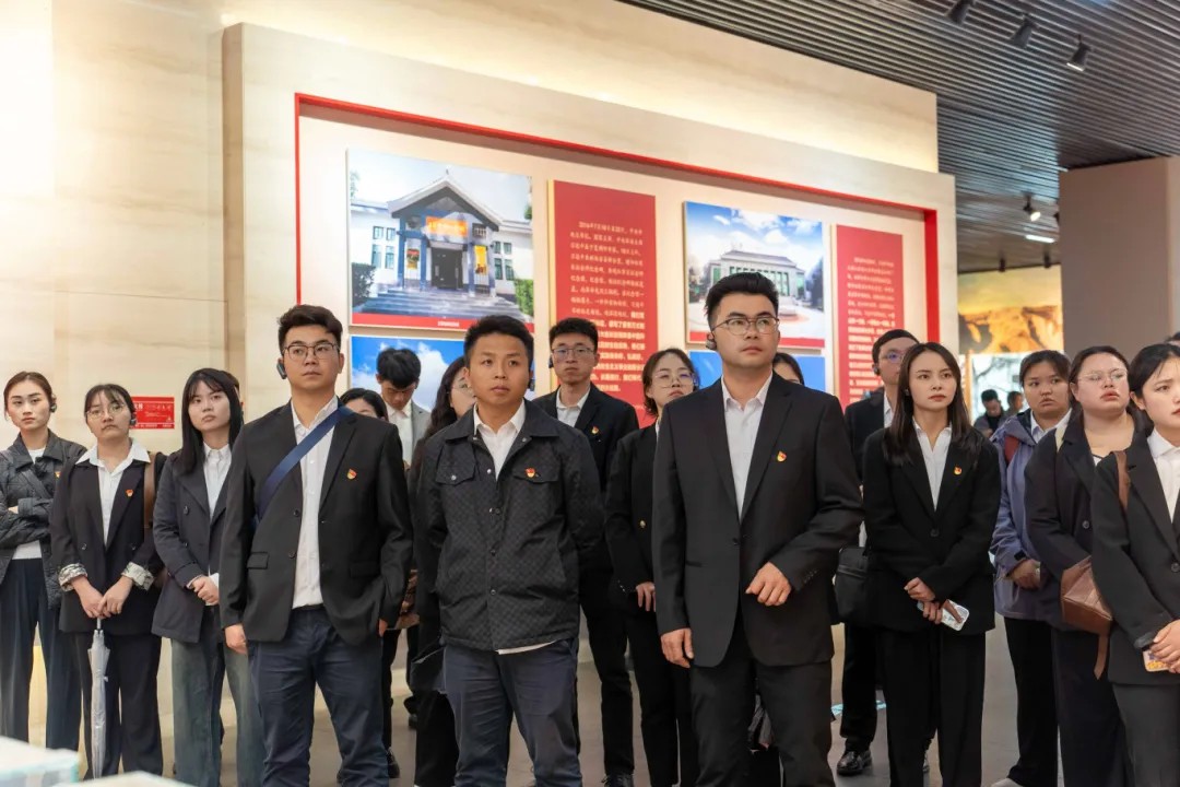 踏寻遵义红色足迹·强化国家安全教育丨马克思主义学院与现代服务与管理学院主题党日活动(图1) 踏寻遵义红色足迹·强化国家安全教育丨马克思主义学院与现代服务与管理学院主题党日活动(图1)