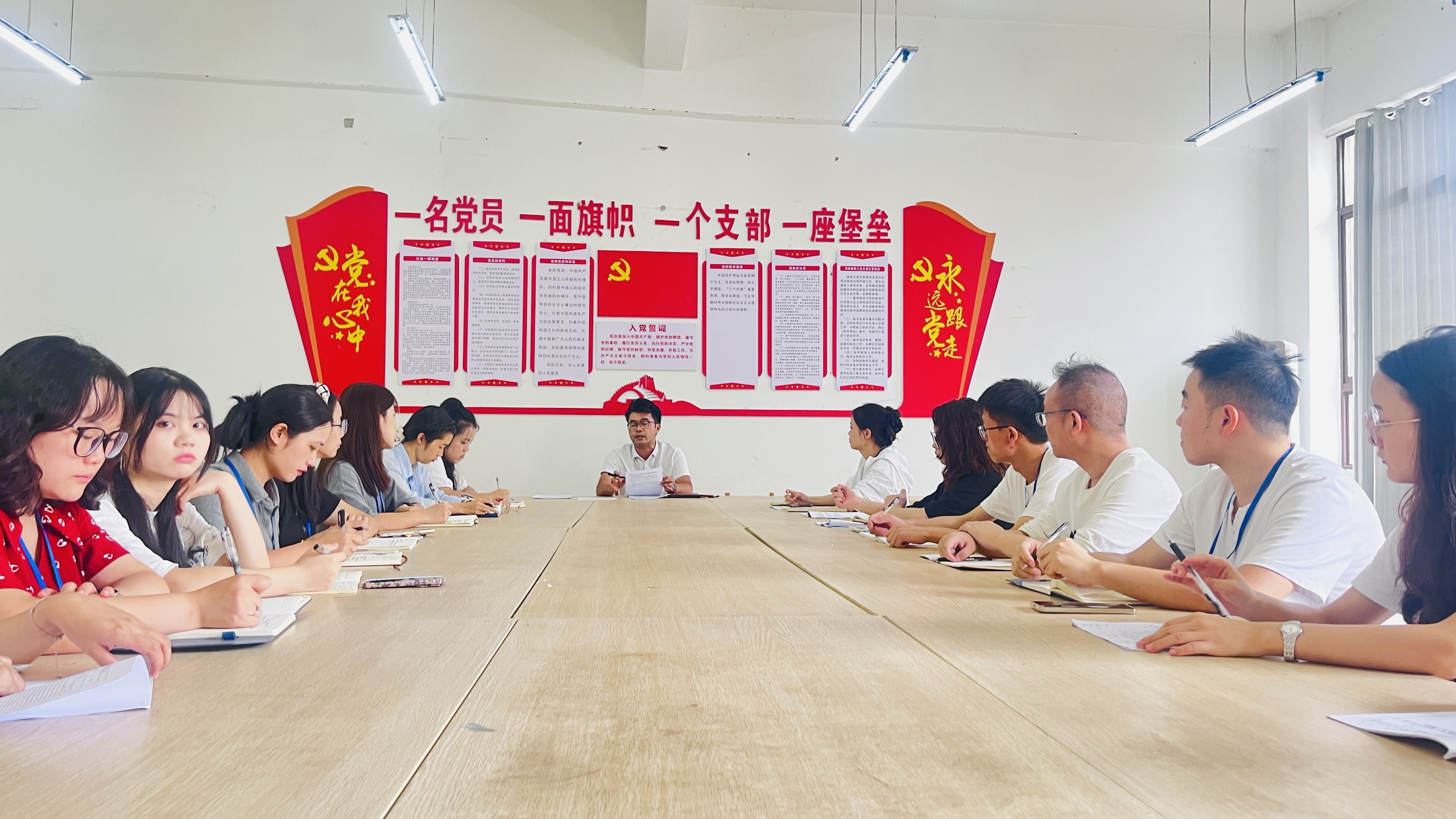 守正创新谋发展凝心聚力护佳节 ——马克思主义学院召开2025年秋季学期“双节”前专题会议(图1) 守正创新谋发展凝心聚力护佳节 ——马克思主义学院召开2025年秋季学期“双节”前专题会议(图1)