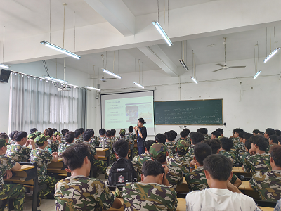 智能制造与汽车工程学院成功举行2025级高职新生专业介绍活动(图4) 智能制造与汽车工程学院成功举行2025级高职新生专业介绍活动(图4)