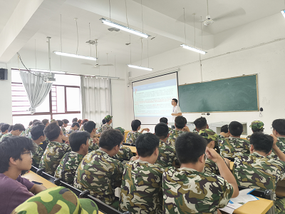 智能制造与汽车工程学院成功举行2025级高职新生专业介绍活动(图6) 智能制造与汽车工程学院成功举行2025级高职新生专业介绍活动(图6)