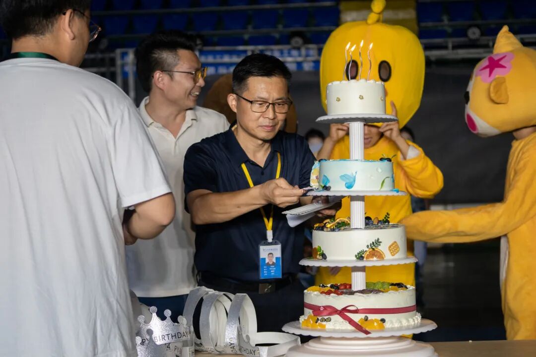 当军训集体生日会邂逅教师节,贵工这场双向奔赴太暖了(图4) 当军训集体生日会邂逅教师节,贵工这场双向奔赴太暖了(图4)