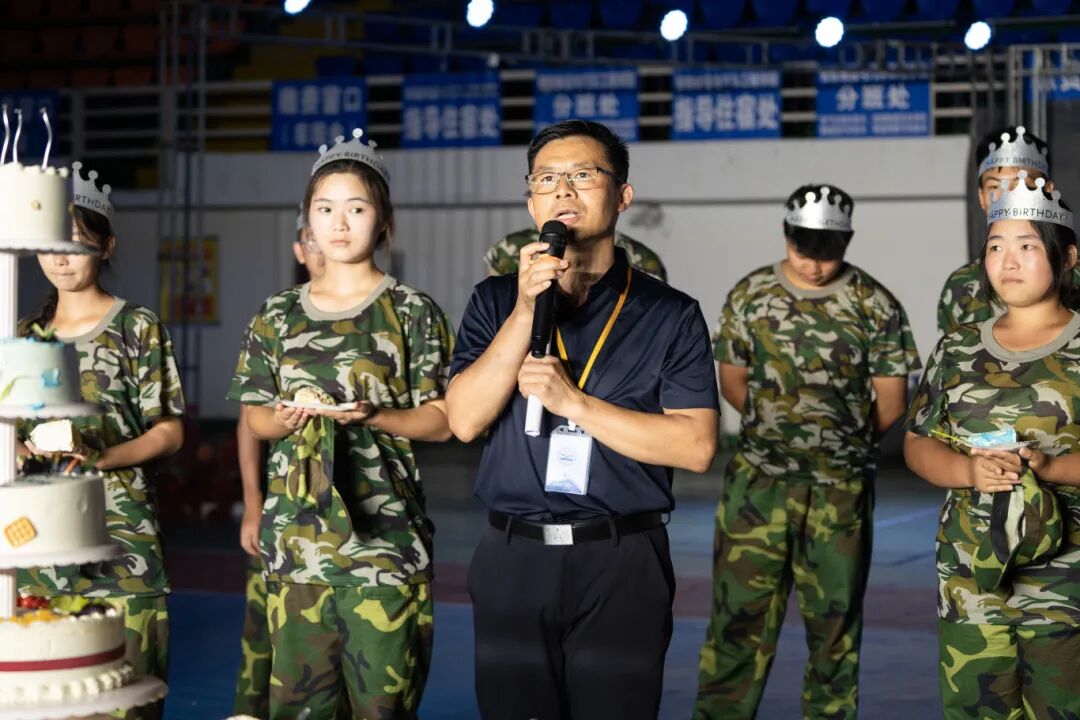 当军训集体生日会邂逅教师节,贵工这场双向奔赴太暖了(图7) 当军训集体生日会邂逅教师节,贵工这场双向奔赴太暖了(图7)