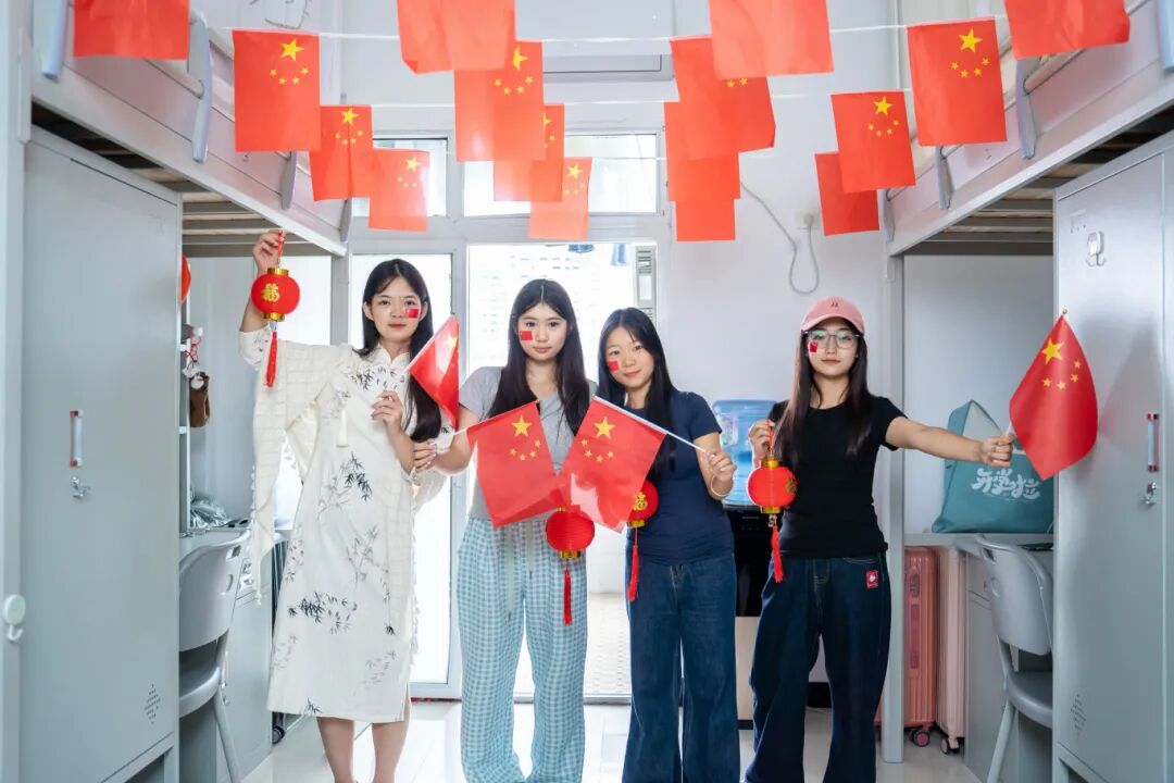 贵州工程职业学院师生共庆中华人民共和国成立76周年(图4) 贵州工程职业学院师生共庆中华人民共和国成立76周年(图4)