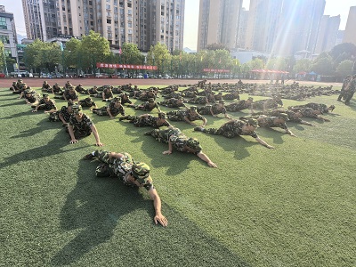 军训虽然辛苦,但全力以赴的自己值得骄傲(图2) 军训虽然辛苦,但全力以赴的自己值得骄傲(图2)