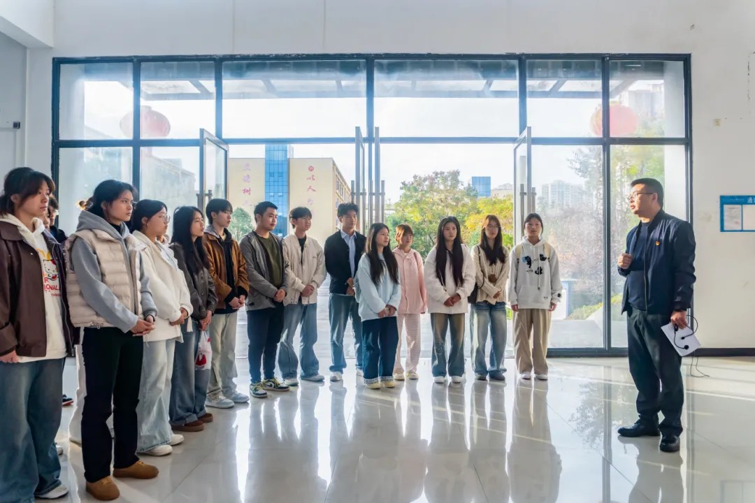 一堂“行走”的户外团课,让党建文化“声”入人心(图2) 一堂“行走”的户外团课,让党建文化“声”入人心(图2)