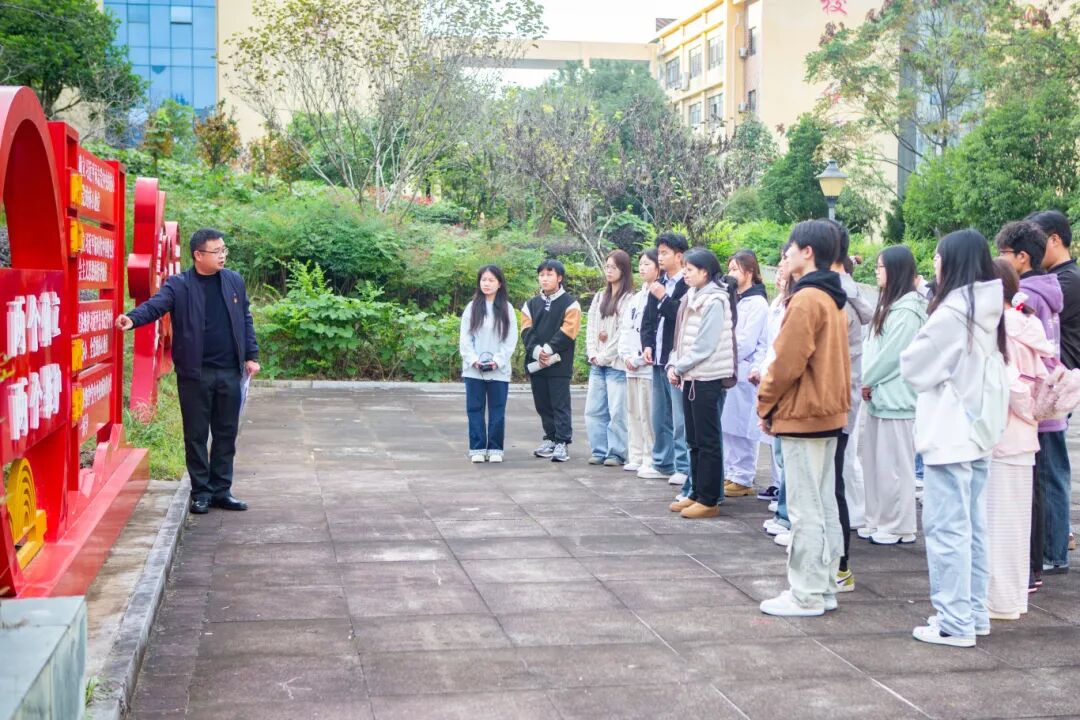 一堂“行走”的户外团课,让党建文化“声”入人心 (图1) 一堂“行走”的户外团课,让党建文化“声”入人心 (图1)