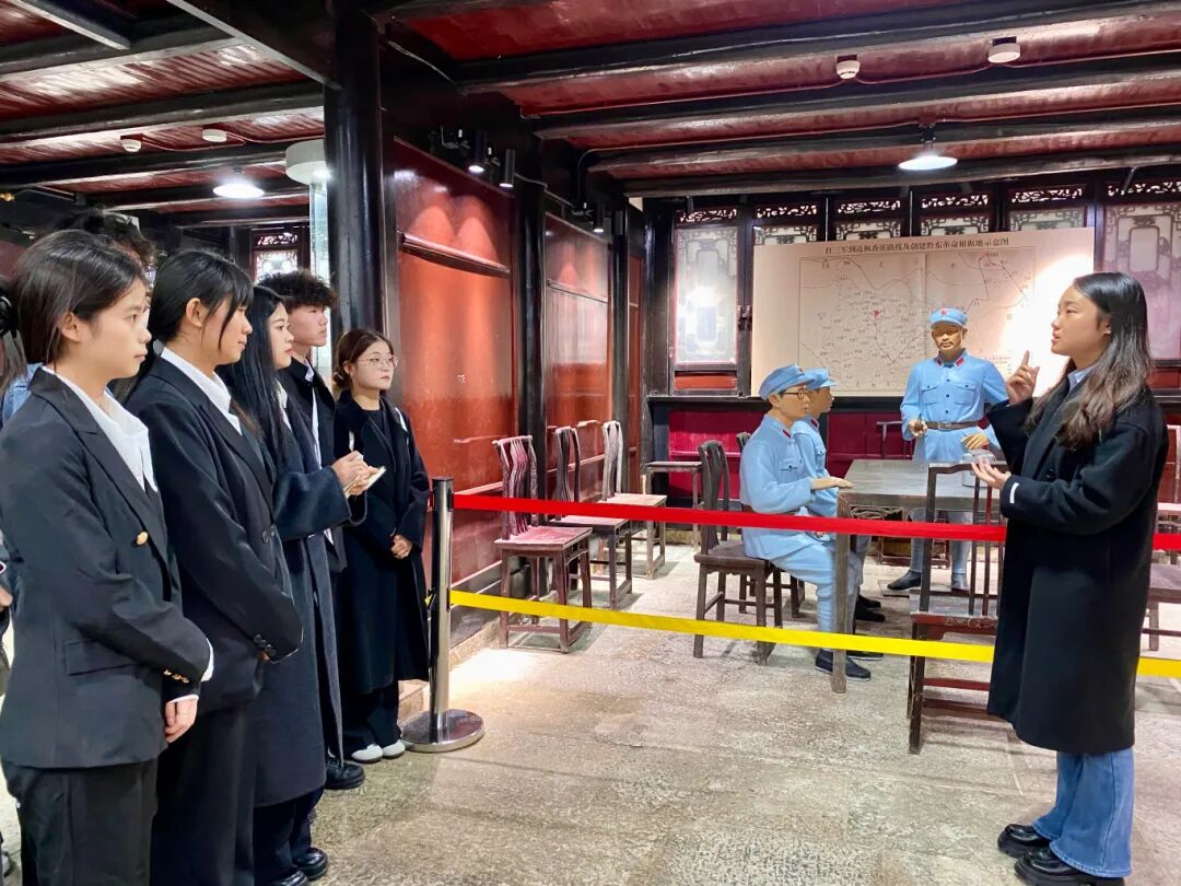 红色热土育青春 行走团课强担当——我校药学院组织团学干部赴枫香溪红色基地开展沉浸式团课(图1) 红色热土育青春 行走团课强担当——我校药学院组织团学干部赴枫香溪红色基地开展沉浸式团课(图1)