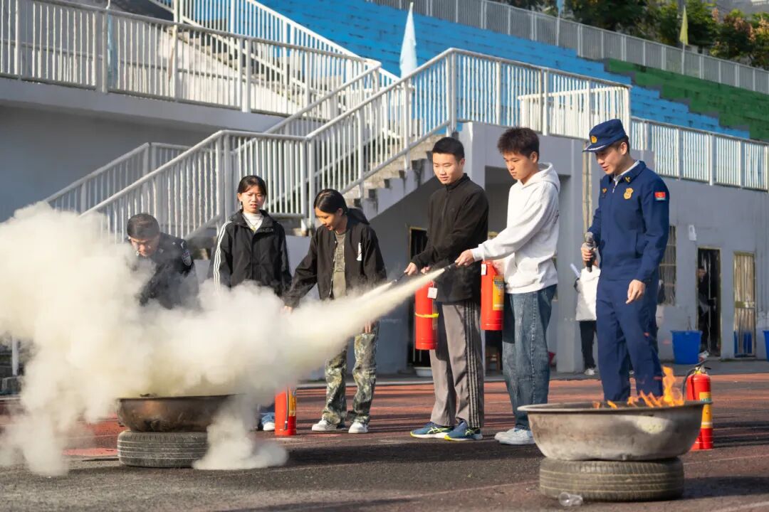 我校举办德江县第四届大学生消防技能运动会暨消防安全培训演练活动(图5) 我校举办德江县第四届大学生消防技能运动会暨消防安全培训演练活动(图5)