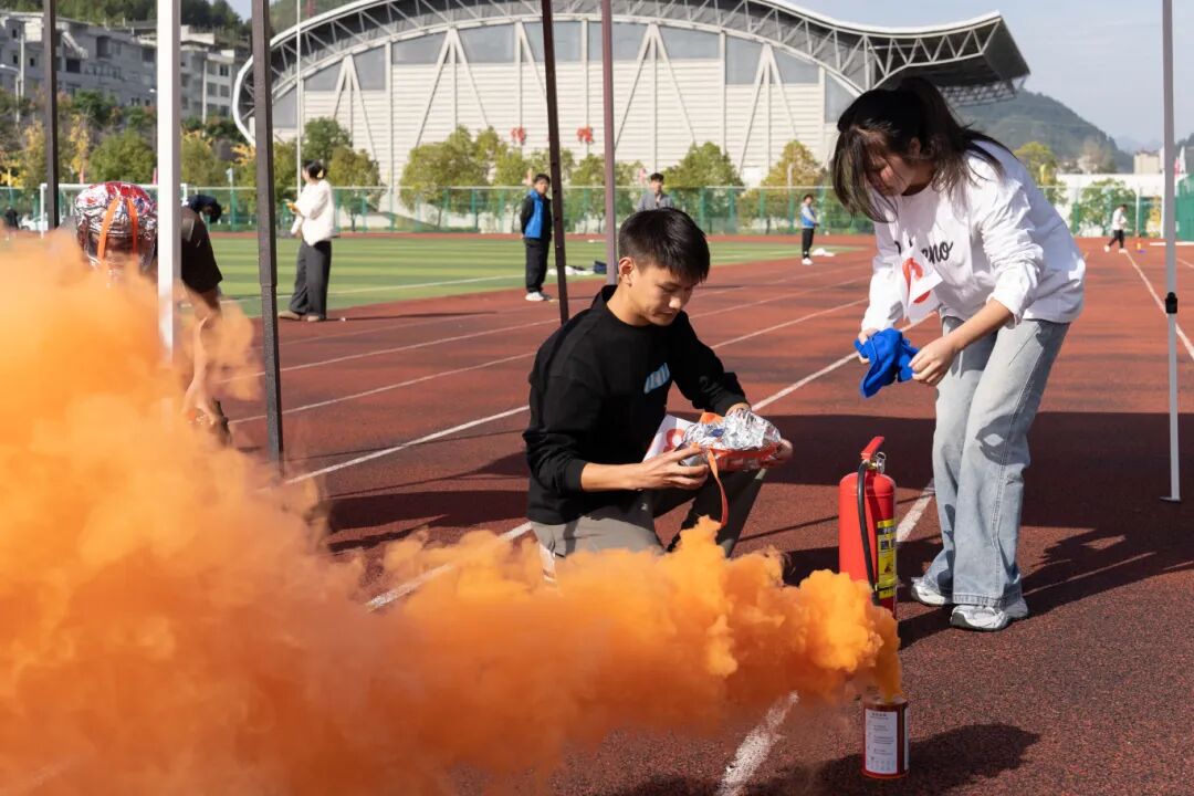 我校举办德江县第四届大学生消防技能运动会暨消防安全培训演练活动(图11) 我校举办德江县第四届大学生消防技能运动会暨消防安全培训演练活动(图11)