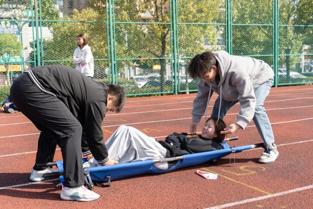 我校举办德江县第四届大学生消防技能运动会暨消防安全培训演练活动(图14) 我校举办德江县第四届大学生消防技能运动会暨消防安全培训演练活动(图14)