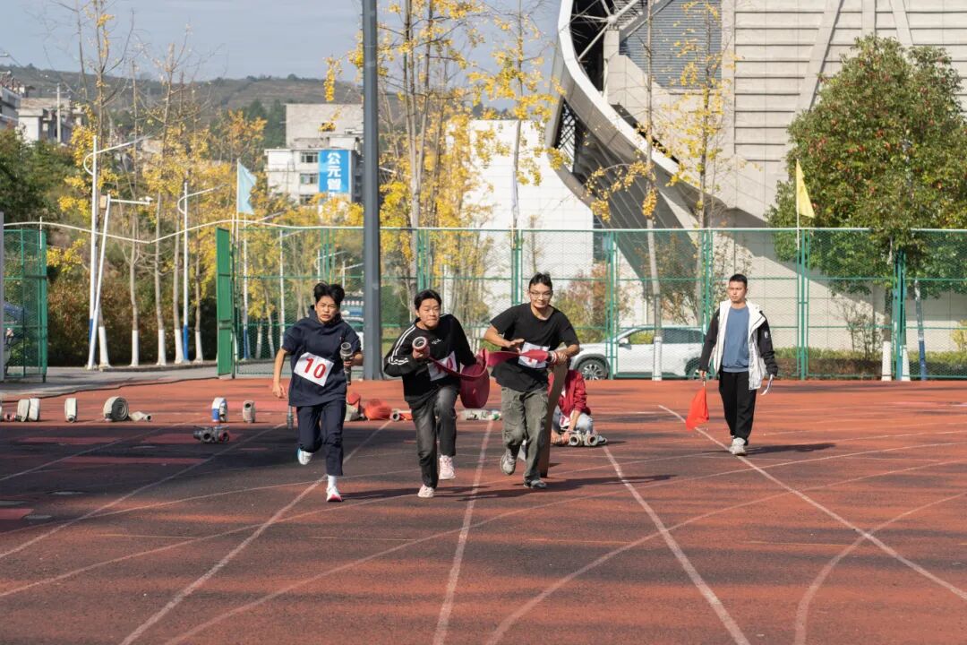 我校举办德江县第四届大学生消防技能运动会暨消防安全培训演练活动(图13) 我校举办德江县第四届大学生消防技能运动会暨消防安全培训演练活动(图13)