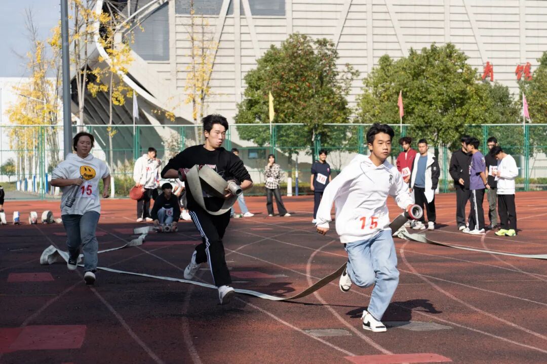 我校举办德江县第四届大学生消防技能运动会暨消防安全培训演练活动(图12) 我校举办德江县第四届大学生消防技能运动会暨消防安全培训演练活动(图12)