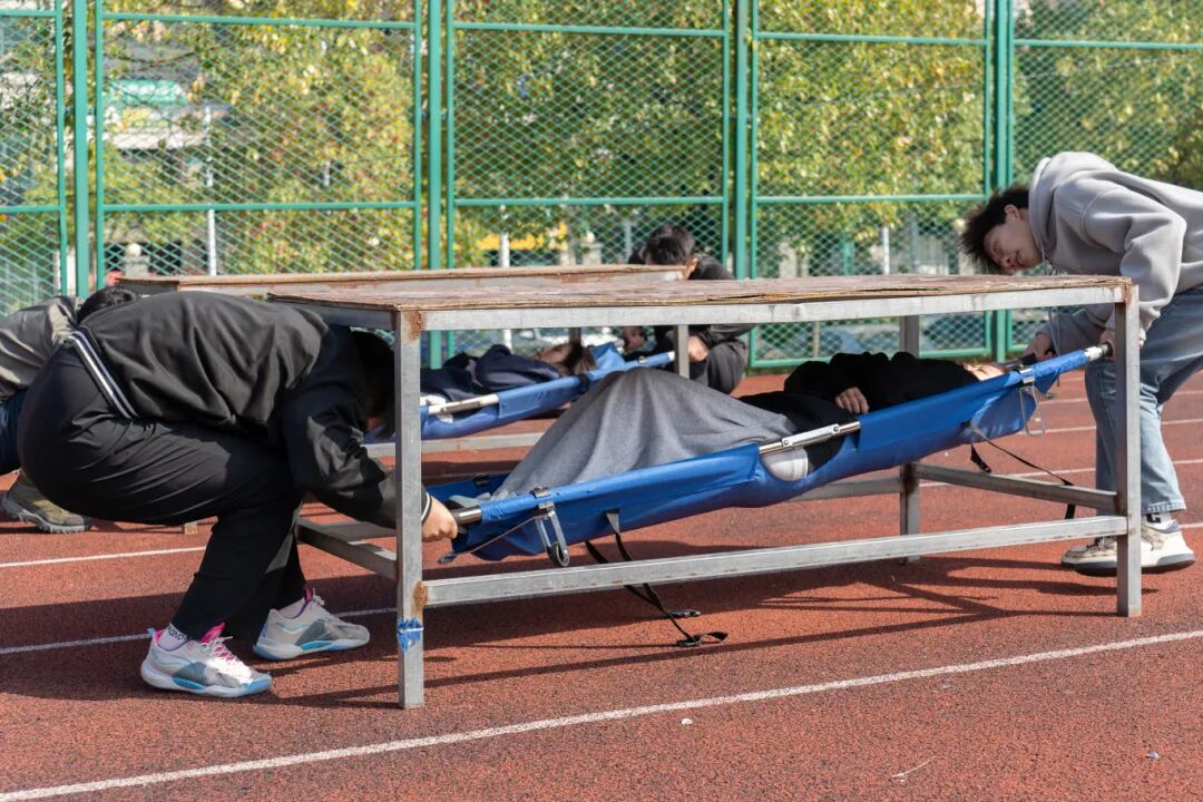 我校举办德江县第四届大学生消防技能运动会暨消防安全培训演练活动(图15) 我校举办德江县第四届大学生消防技能运动会暨消防安全培训演练活动(图15)