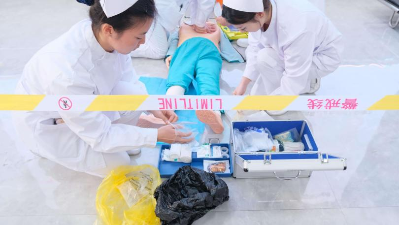 以技为翼护健康 青春逐光启新程——贵州工程职业学院第二届“健康护航杯”技能大赛圆满落幕(图4) 以技为翼护健康 青春逐光启新程——贵州工程职业学院第二届“健康护航杯”技能大赛圆满落幕(图4)