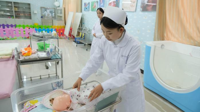 以技为翼护健康 青春逐光启新程——贵州工程职业学院第二届“健康护航杯”技能大赛圆满落幕(图6) 以技为翼护健康 青春逐光启新程——贵州工程职业学院第二届“健康护航杯”技能大赛圆满落幕(图6)