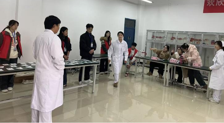 以技为翼护健康 青春逐光启新程——贵州工程职业学院第二届“健康护航杯”技能大赛圆满落幕(图5) 以技为翼护健康 青春逐光启新程——贵州工程职业学院第二届“健康护航杯”技能大赛圆满落幕(图5)