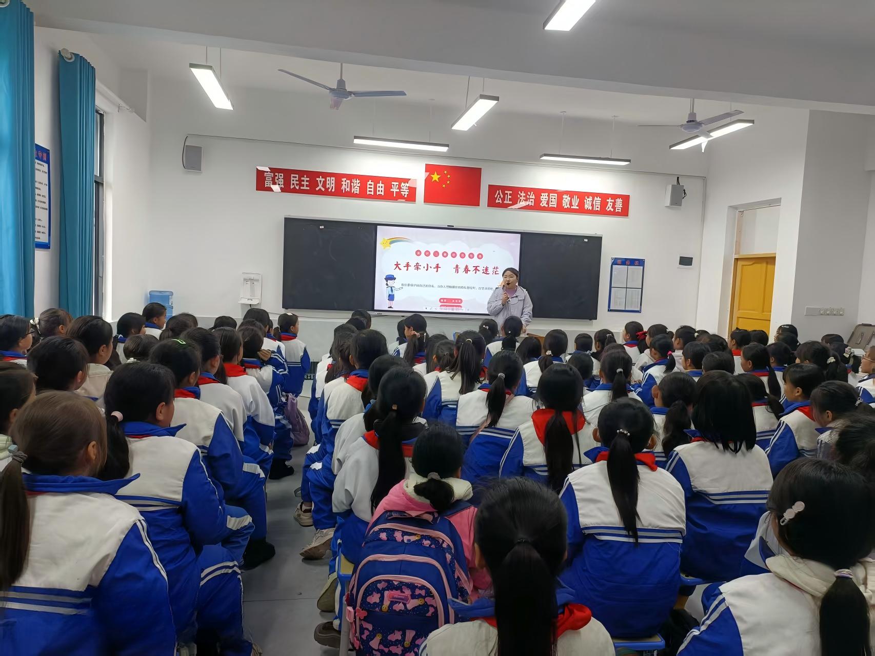 大手牵小手 青春不迷茫(图3) 大手牵小手 青春不迷茫(图3)