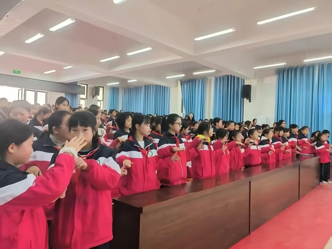 大手牵小手 青春不迷茫(图4) 大手牵小手 青春不迷茫(图4)