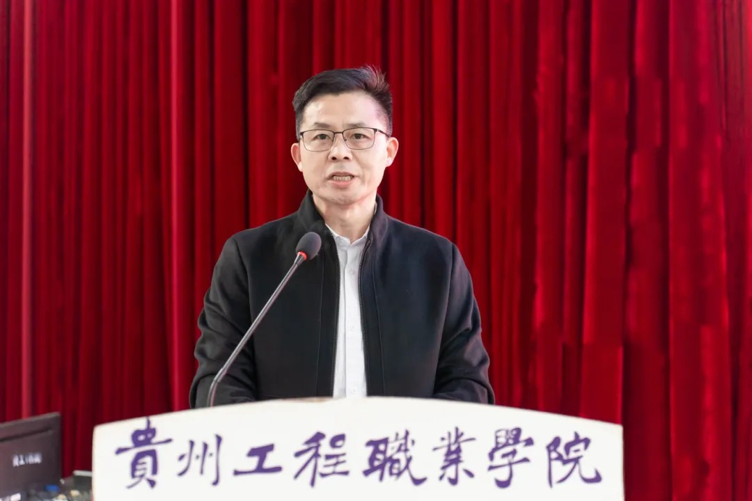 我校2025年度团学工作总结表彰大会顺利召开(图2) 我校2025年度团学工作总结表彰大会顺利召开(图2)