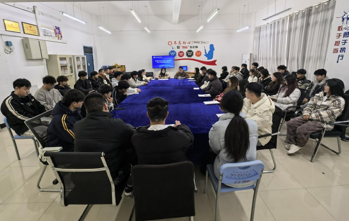 听青年之声,聚发展之力|学院召开系列学生座谈会,倾听心声共促发展(图1) 听青年之声,聚发展之力|学院召开系列学生座谈会,倾听心声共促发展(图1)