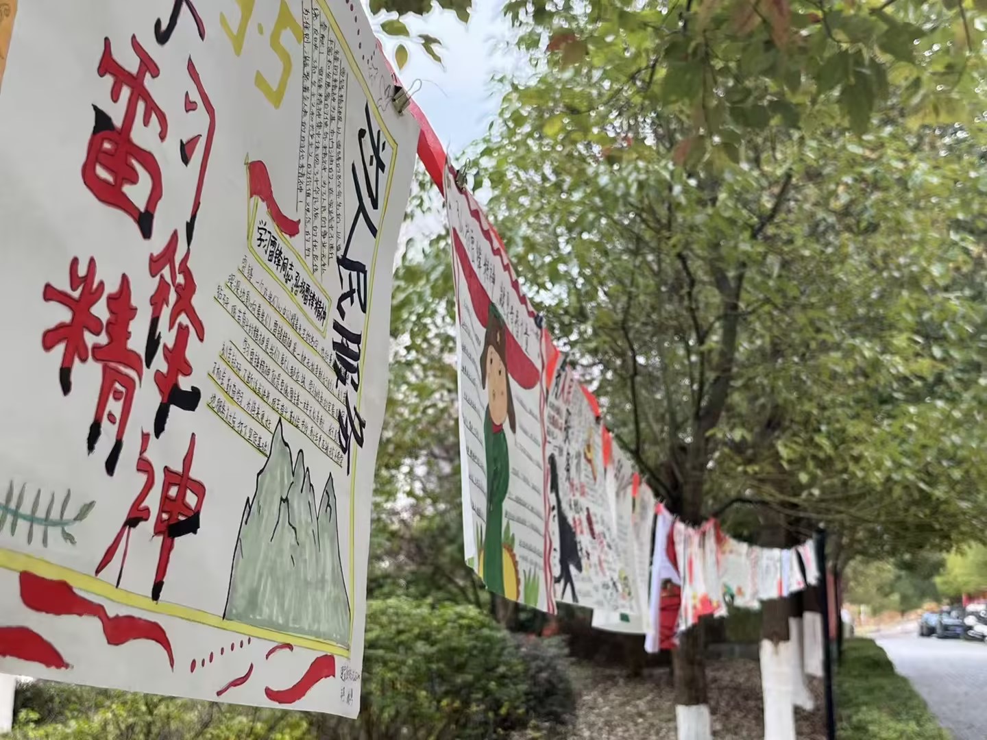 学院举办“弘扬雷锋精神,凝聚青春力量”主题手抄报活动(图4) 学院举办“弘扬雷锋精神,凝聚青春力量”主题手抄报活动(图4)